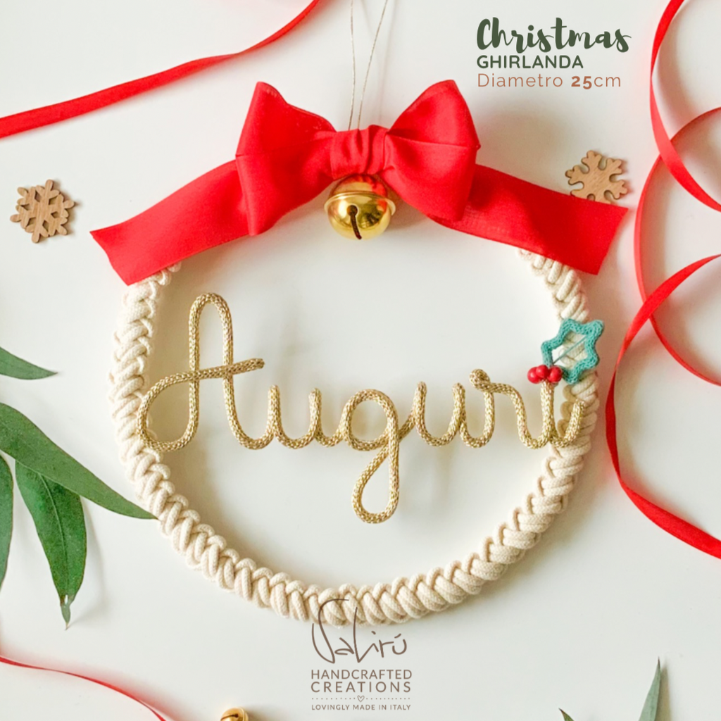 ghirlanda fuori porta natale auguri festività decoro natalizio artigianale fatto a amano Valirù Italia oro rosso macramè tricotin