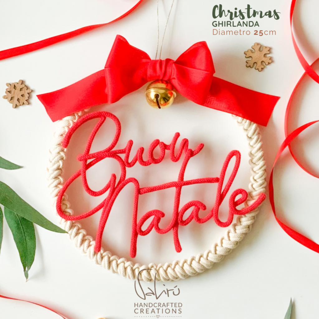 ghirlanda fuori porta natale auguri festività decoro natalizio artigianale fatto a amano Valirù Italia oro rosso macramè tricotin