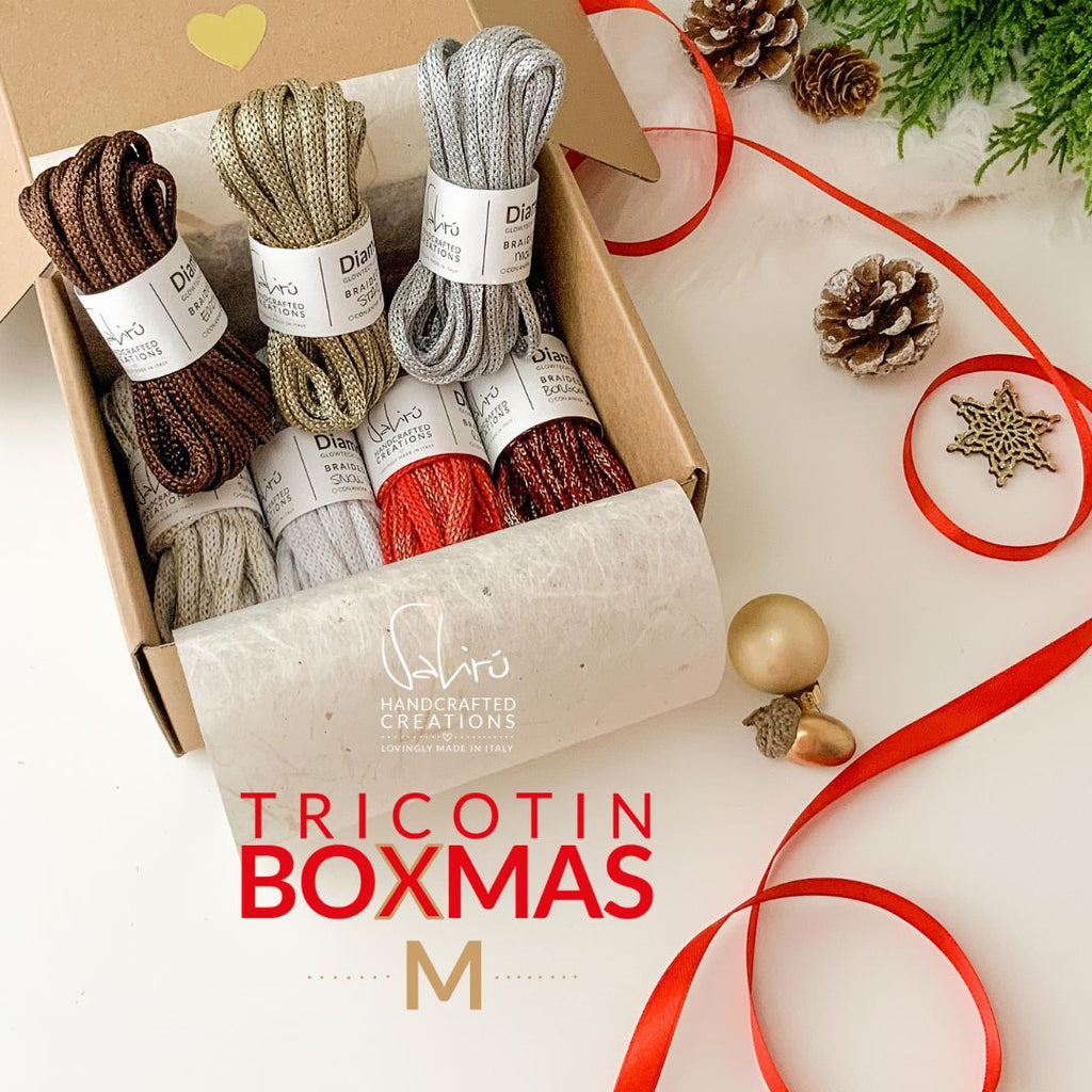 BoxMas M con colori Diamond per creare parole e forme natalizie in tricotin.