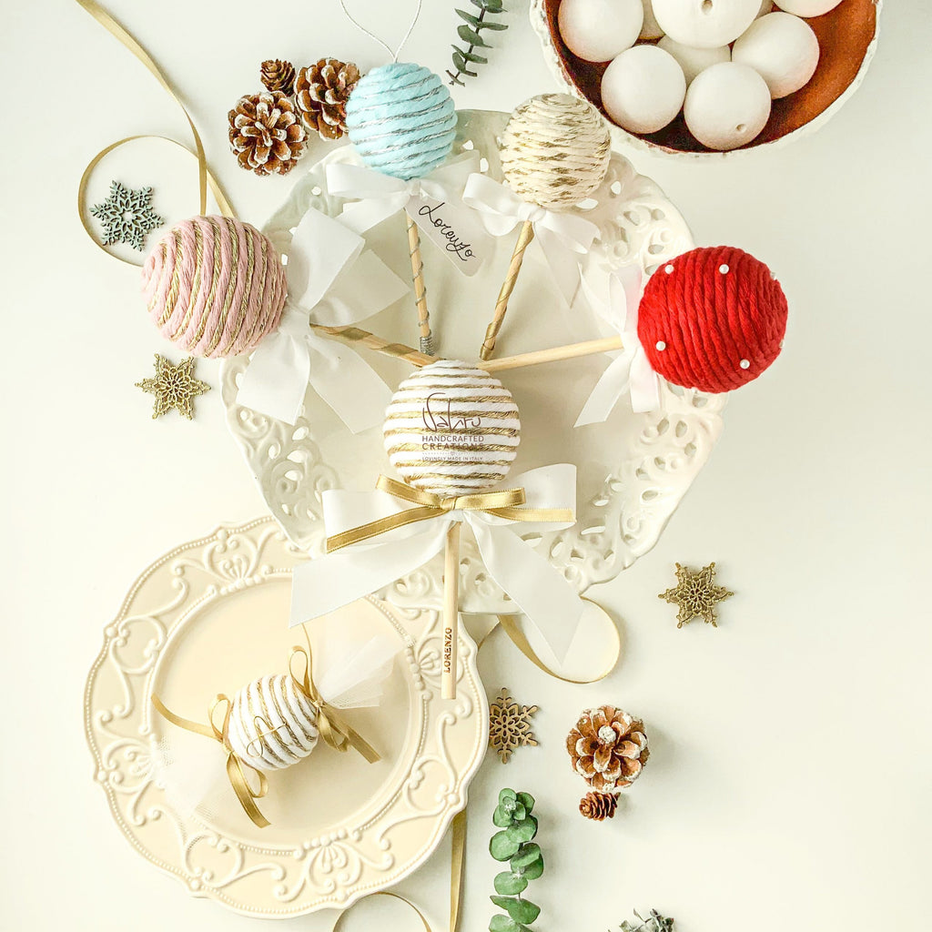 sfere di natale in cotone, decori natalizi, fai da te, palline in ovatta, dolci natalizi, accessori macramè, lollipop, lecca-lecca, caramelle in macramè