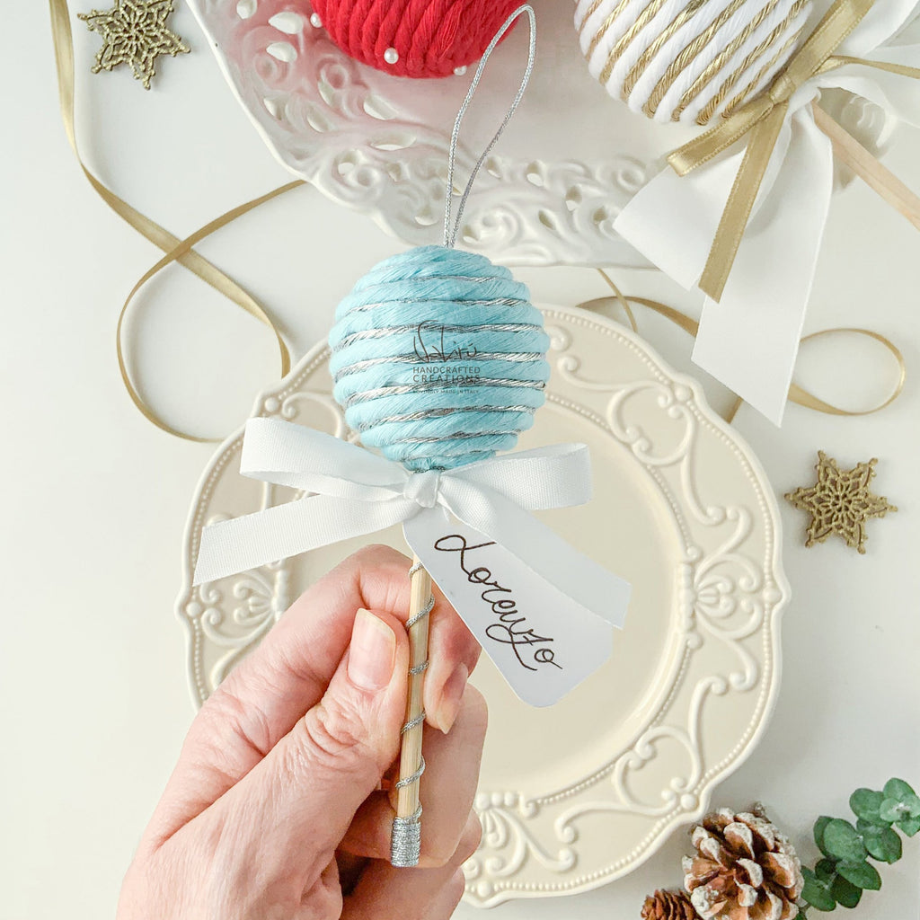 sfere di natale in cotone, decori natalizi, fai da te, palline in ovatta, dolci natalizi, accessori macramè, lollipop, lecca-lecca, caramelle in macramè