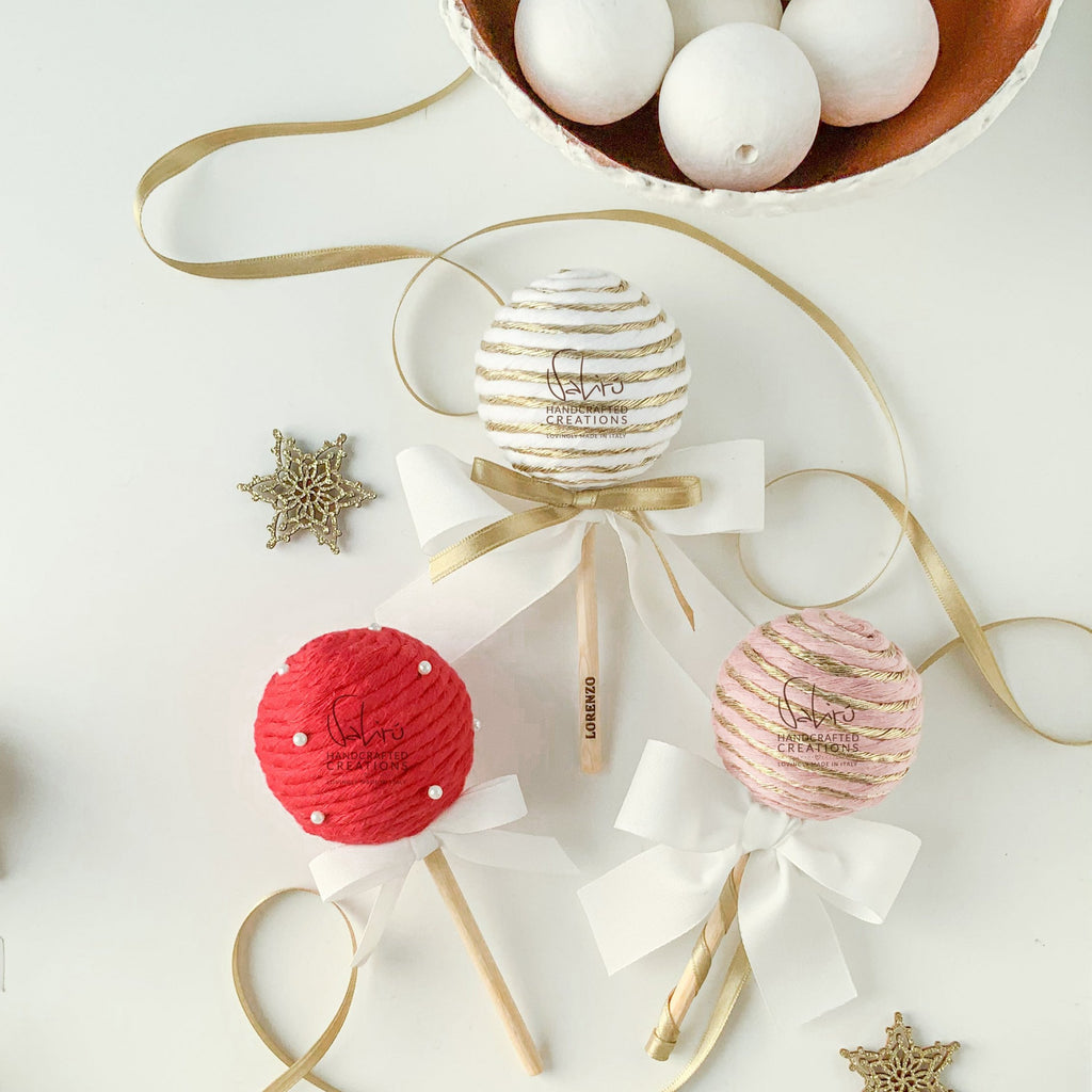 sfere di natale in cotone, decori natalizi, fai da te, palline in ovatta, dolci natalizi, accessori macramè, lollipop, lecca-lecca, caramelle in macramè