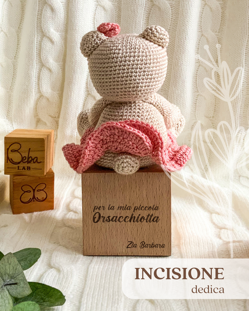 Regalo personalizzabile per bambine: Orsacchiotto in amigurumi ballerina posizionato su cubo di legno di faggio, ideale per camerette.