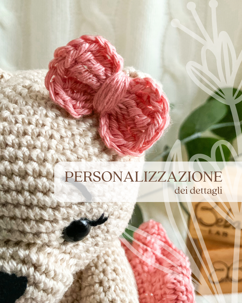     Orsacchiotto in amigurumi ballerina realizzato a mano, con possibilità di personalizzazione e consegna in 7-10 giorni.

