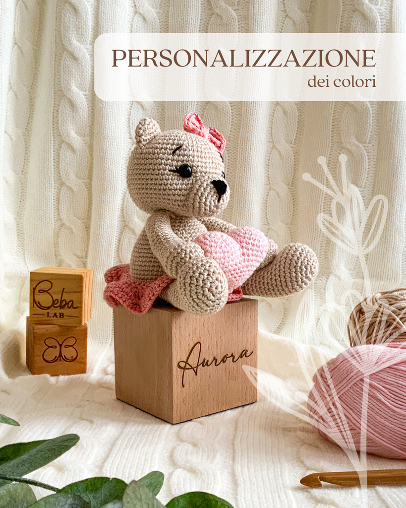 Cameretta decorata con orsacchiotto in amigurumi ballerina su cubo di legno, creazione artigianale esclusiva.