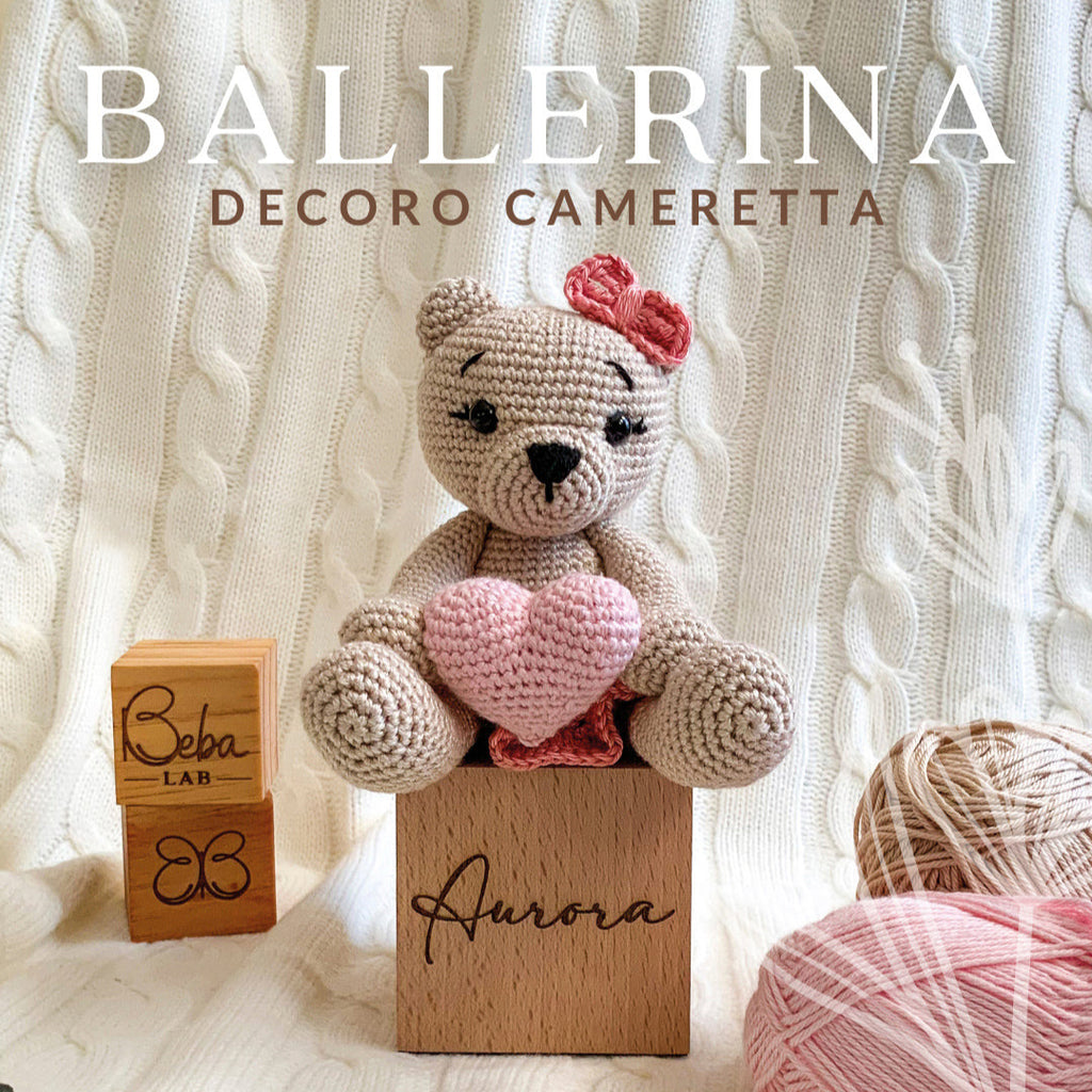 Orsacchiotto in amigurumi ballerina su cubo di legno: Decoro artigianale per cameretta, regalo unico per bambina.