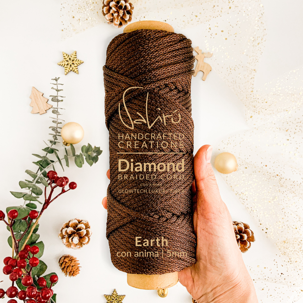 Filato Diamond Earth bronzo per intrecci in macramè artigianali, effetto metallico elegante e satinato.