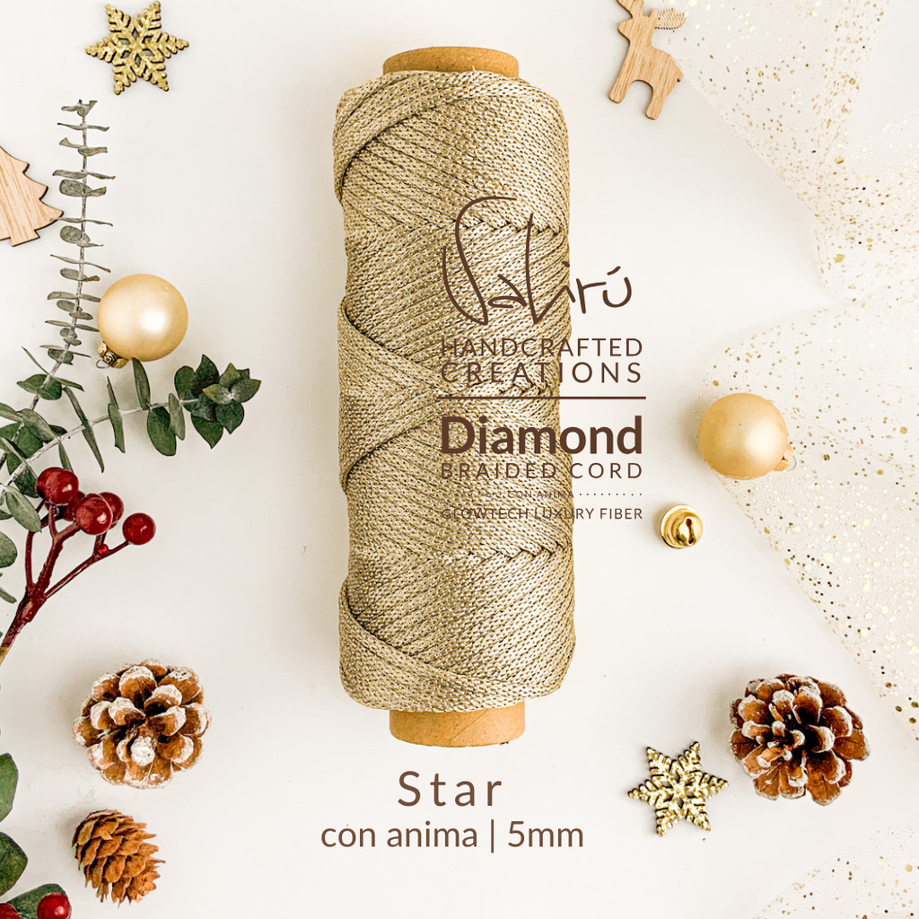 Corda oro satinato con anima interna, realizzata con tecnologia Glowtech per luminosità pura e duratura. Perfetta per macramè.