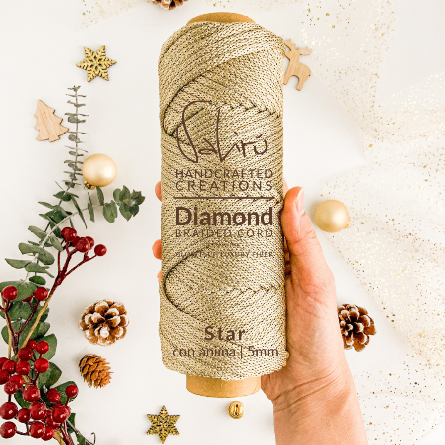 Dettaglio di corda Star con anima, intrecci oro premium Diamond per decorazioni natalizie eleganti. Perfetta per Macramè.