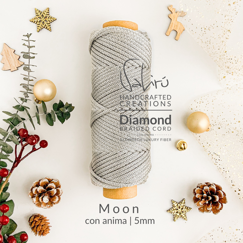 Corda argento Moon con anima interna, tecnologia Glowtech per una brillantezza satinata e raffinata. perfetta per Macramè.