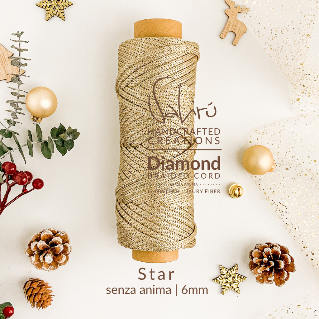 Corda già pronta in oro satinato senza anima, filato Glowtech completamente metalizzato, brillante e morbido. Perfetta per tricotin.