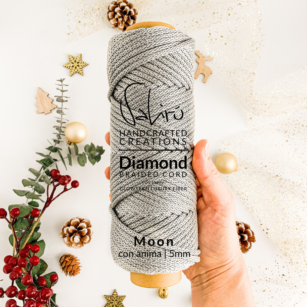 Dettaglio Diamond Moon con anima, filato argento metallico premium per creazioni di qualità superiore in Macramè.