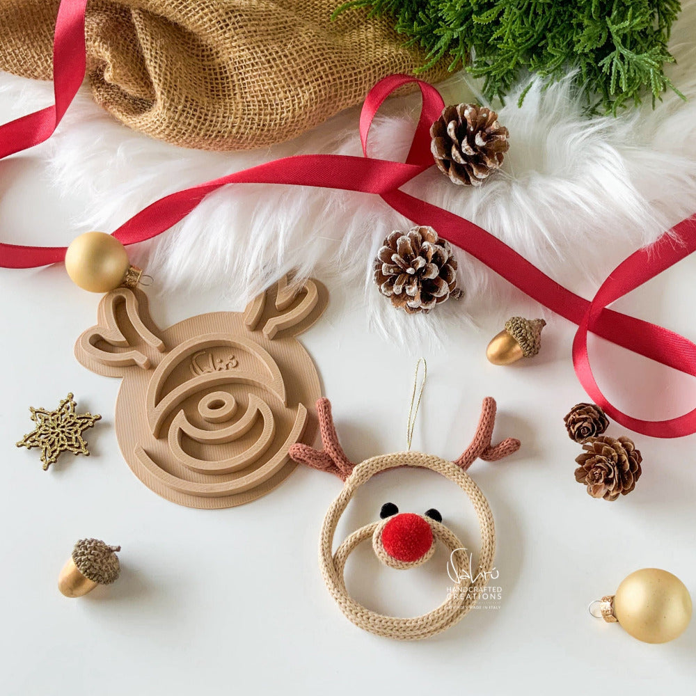 Sagoma Renna Rudolf per tricotin, guida per realizzare decorazioni natalizie fai-da-te.