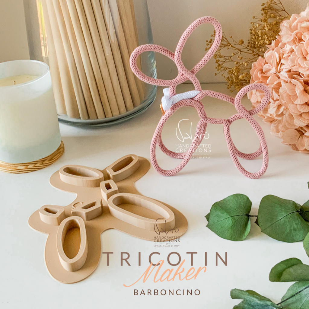 Scultura artigianale a forma di barboncino realizzata con Tricotin Maker e Braided Cord in cotone