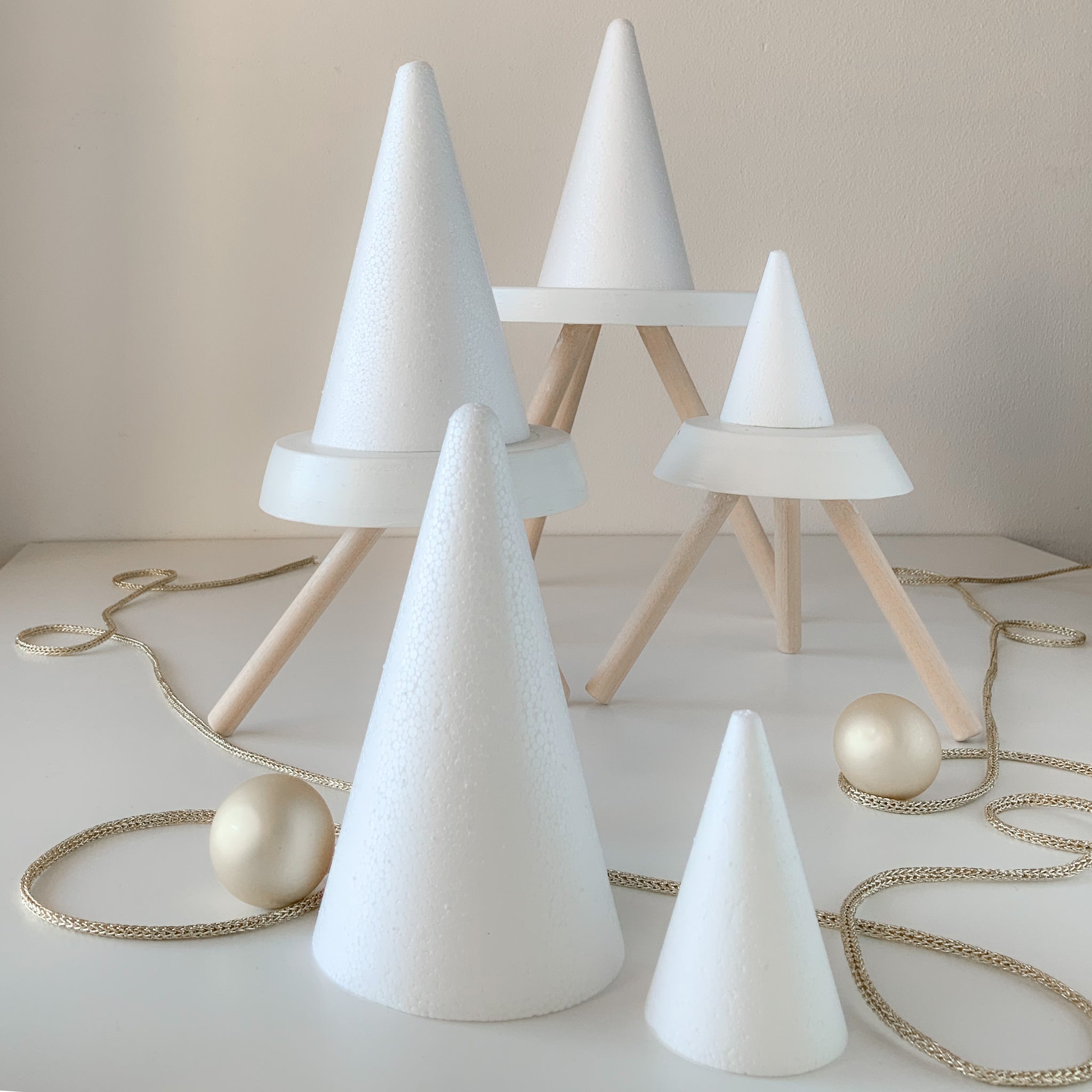 Jorzer Coni per la creazione di coni in polistirolo, 10 coni in schiuma per forniture natalizie di dimensioni assortite, coni artigianali per albero di Natale, gnomi e progetti